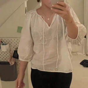 Vit blus - Säljer denhär blusen som jag aldrig använt pga att jag inte trivs i den.. köpte i sommras på primark i London!💞 Jag är född 2007 och är ca 158 cm