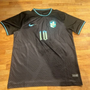 BRAZIL CONSEPT JERSEY - Tjo, säljer en brasilien concept jersey.  Hör av er om ni har några funderingar!  Perfekt inför sommaren ☀️ 
