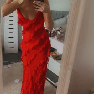 Klänning  - Funderar på att sälja min super super fina balklänning❤️ den är köpt på ratandboa har jag för mig runt 3000kr Klänningen är använd endast en kväll därför är den i ny skick! Pris kan eventuellt diskuteras 