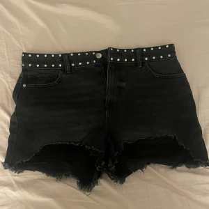 Only svarta stenade jeans shorts - Storlek L, jätte snygga jeans shorts som passar med allt. Bra längd 