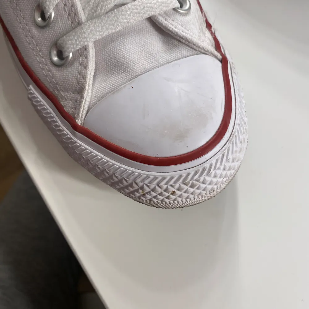Säljer mina fina Converse då dom inte passar mig i smaken längre💞dom är i storlek 37! De finns några ”repor” i fram på skorna men annars så gott som ny💞💞. Skor.