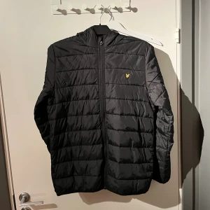 Lyle & Scott jacka - En svart Lyle & Scott i storlek 15/16 år (S). Nyskick på jackan då den är näst intill oanvänd! 