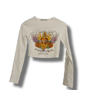 Långärmad tröja - En fin långärmad tröja med coolt tryck som är lite croppad den är i väldigt bra skick, ändast använd 1-2 gånger. Hör gärna av dig om du har frågor, vill ha mer bilder, prisförslag osv🩷