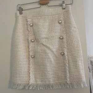 Kjol - Veronica Vitra - Kjol från Veronica Vitra, använd ett fåtal gånger och är i fint skick.  Ny pris 1490kr 