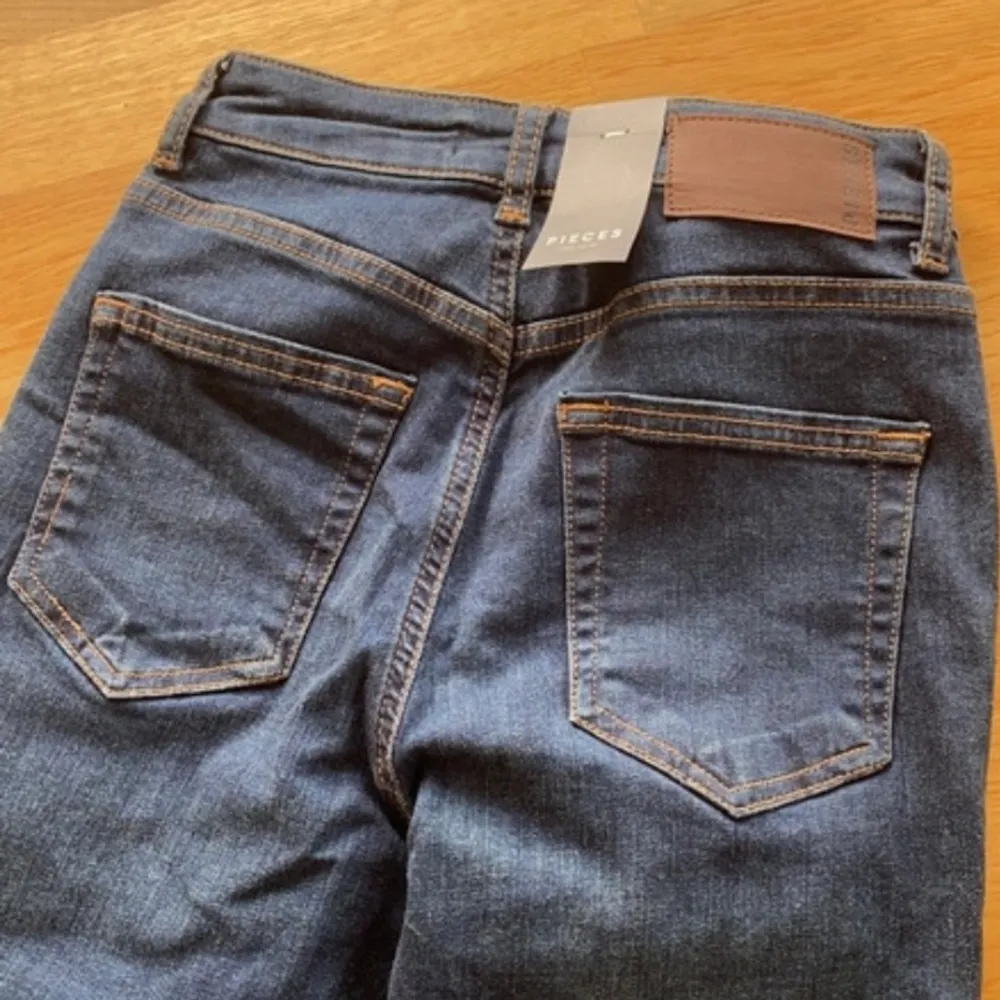 Skinny jeans. Aldrig använda, prislappen är fortfarande på. . Jeans & Byxor.