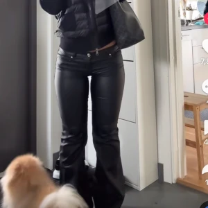 Läder byxor - Super fina eftertraktade läder byxor i storlek XS passar mig perfekt som brukar ha 27 i jeans storlek💘 buda  så kommer vi överens ett pris 