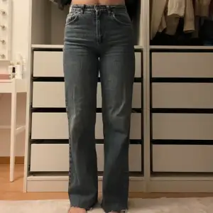 Högmidjade jeans från Gina Tricot i storlek 164, men skulle säga att de är mer S. De är klippta (bild 3) och är något stretchiga.  Säljer då de är för små.  Kontakta vid intresse eller funderingar!❤️