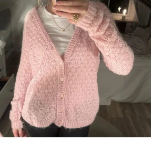 Rosa stickad kofta💕 - Säljer denna rosa stickade kofta då den inte kommer till användning💕står ingen storlek men skulle säga att den är s/m💕köpt här via plick och lånad bild, skriv privat för egna bilder!
