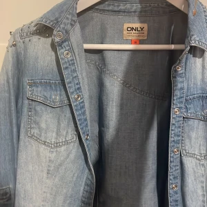 Demon/jeans skjorta med taggar - Storlek 36 och i bra skick 