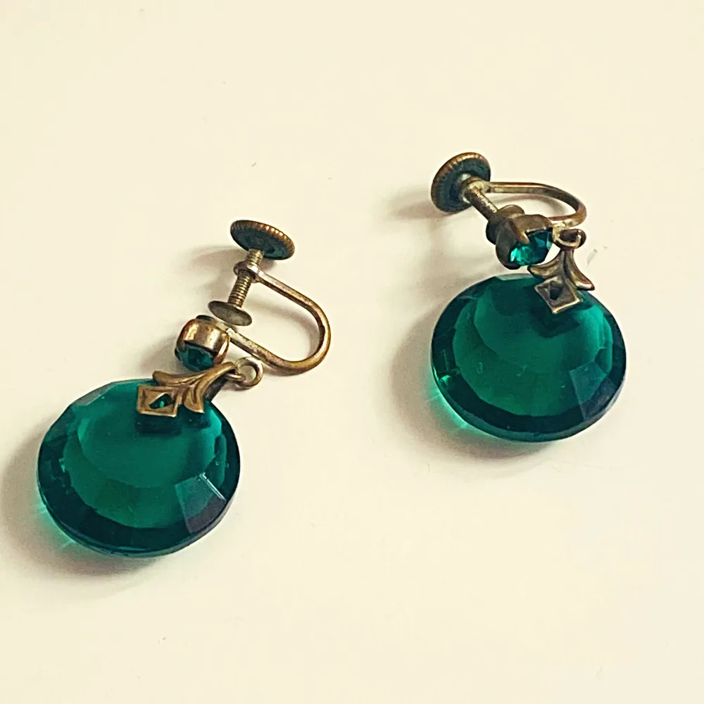 Vintage örhängen med slipat glas i smaragdgrönt Skruvlås på örhängena. Accessoarer.
