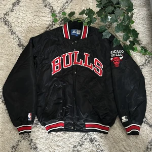 Bulls NBA college jacka - En underbar Bulls college jacka som nu säljs. Nytt pris 1800-2000kr. Bra skick inga större skador, eller små. Priset kan diskuteras och köparen står för frakt 📦 