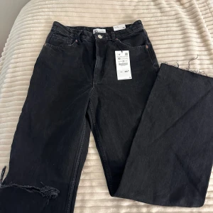Jeans - Jeans från Zara med hål i knäna. Aldrig använda därav prislapp kvar. De är långa i benen och har en fin svart washed färg. Storlek 40🖤