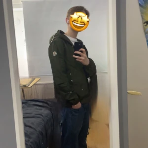 Moncler Vindjacka  - Säljer nu denna moncler vindjackan. Den är ändats använda ett fåtal gånger. Den har ett riktigt snygg mönster på luvan. Den är perfekt nu till våren eller sommaren när det blåser eller regnar. Det är bara arta fråga om man har någon fundering🤗🤗🤗