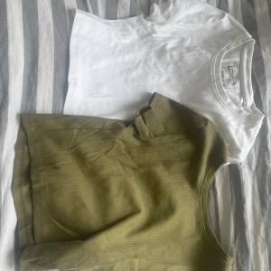 Den gröna tröjan är storlek S men passar M också. Vita tröjan är L och passar M med. Mörkgrön har aldrig varit använd och vit har använt ett par gånger 