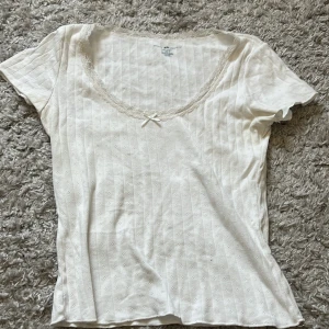 Brandy Melville  - Köpte av en tjej här på Plick, passade inte mig annars jättefin. 