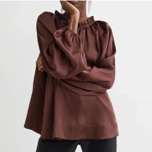 Brun blus - H&M🤎 - Super snygg blus från H&M. Använd max 2-3 gånger. Super fint stick! Storleken skulle verkligen passa alla från XS-L då den är lös och oversized modell🤎 original priset var runt 399kr om jag inte minns fel, men priset kan alltid diskuteras