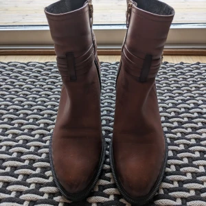 Ankle boots - Bruno Premi - Konjaksfärgade ankelstövlar i skinn. Klackhöjd 6,5 cm. Använda, i bra skick, nysulade. Nypris 1500 kr.