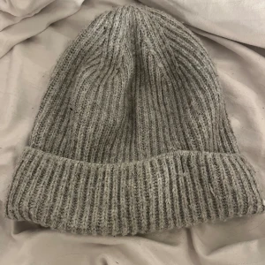 Beanie  - Jättefin beanie från h&m. Aldrig andvänd. Skriv priv för frågor🩷