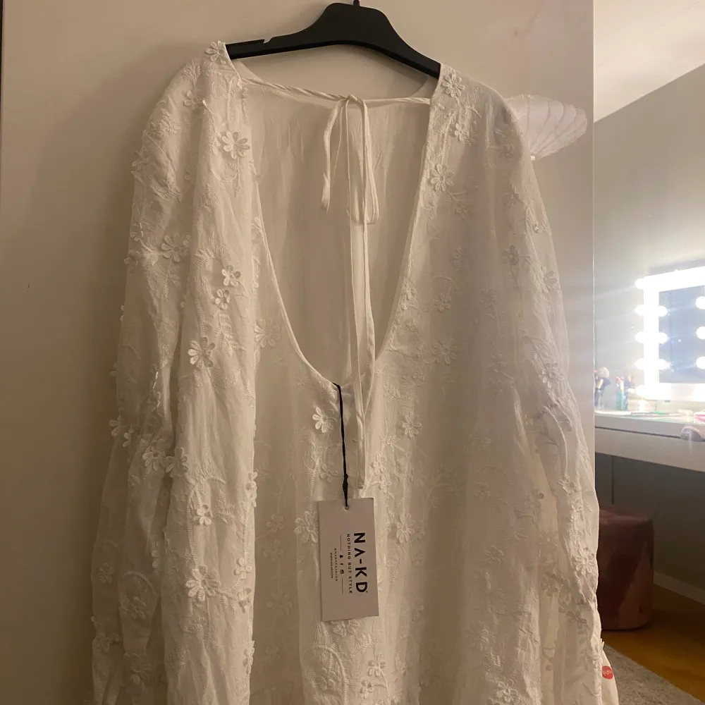 Säljer denna fina klänning från Nakd då jag valt en annan till studenten🤍 helt oanvänd med prislapp kvar! Köpt för 699 och säljer därav för samma, pris kan diskuteras💞. Klänningar.