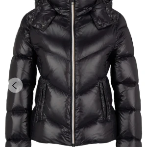 Hugo boss dunjacka  - Säljer denna snygga dunjacka från Hugo boss som jag köpte av en annan tjej här på Plick men den var tyvärr inte min stil. Inga skador eller fläckar och hon köpte den förra året. Nypris 4000, pris kan disskuteras!