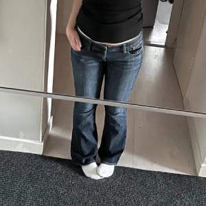 Super snygga jeans som är lågmidjade och flare. Bilden är ifrån förra ägaren! Säljer då de tyvärr är lite stora på mig men dem är sjukt snygga!