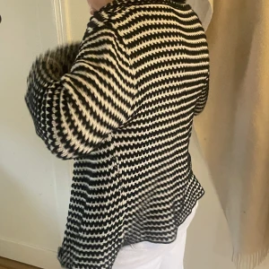 Kofta🙌 - Säljer denna jätte snygga kofta fåren Kappahl😍 den är knappt använd så inga defekter