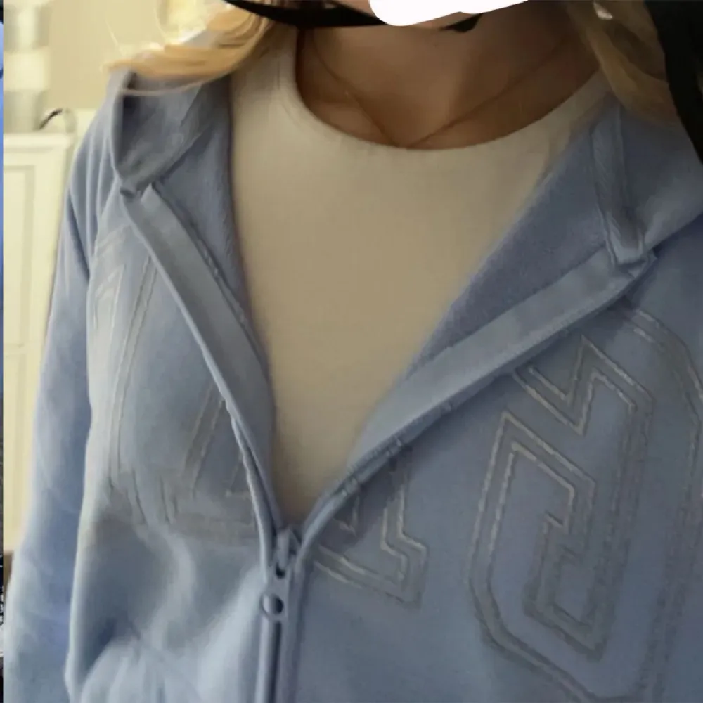 En jätte fin ljusblå hoodie som kommer från märket gap, använd 2 gånger!💞 Nypris 330 kr.. Hoodies.