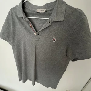 Moncler piké (Äkta) - Storlek M, men den är liten i storlek så den passar personer med S  9/10 skick 