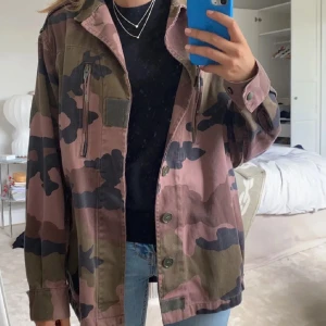 Quartre filles jacka  - Säljer min favorit camo jacka från märket quatre filles i rosa. Nypris: 2500kr. Säljer för 1200. Nästan inga slitningar utan som ny. Skriv för fler egna bilder! 