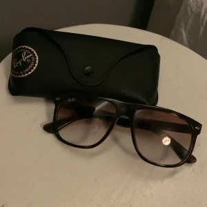 Ray Ban Boyfriend - Säljer dessa fina glasögonen för ett riktigt bra pris! Inga fel på glajjorna förutom en liten liten repa på det högra glaset men de syns inte på bilden. Kom gärna med frågor! Tar gärna byten också 