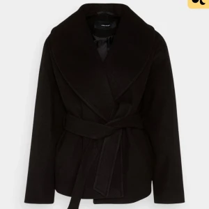 Vero Moda kappa  - Jätte fin kappa från vero Moda säljer för vill köpa i beige köpte för 800kr