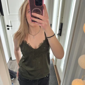 Linne - Satin linne med spets. Använd ett fåtal gånger. Köpt för ca 300 säljer för 100🩷