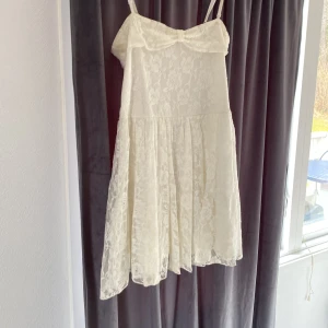 Fin fest klänning  - Bra skick använd en gång på en student, köparen står för frakt 