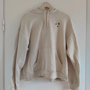Hoodie  - Hoodie, har få fläckar, men det går att täcka med fler kaffebönor! ☕