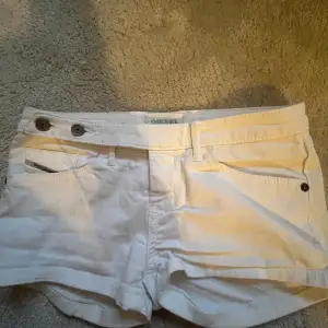 Säljer dessa jätte fina vita diesel shorts då de inte passar mig💞 