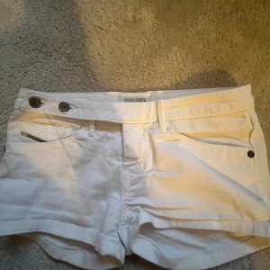 Lågmidjade diesel shorts - Säljer dessa jätte fina vita diesel shorts då de inte passar mig💞 