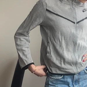 Nike tracksuit sweater - En Nike track suit sweater. I barnstorlek 158-170, men jag har anvönt den som vuxen. 