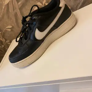 Nike svart vita skor airforce 