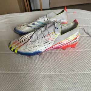 Adidas predator fotbollsskor strl 44,5/45, använda i 3 matcher bara och köpte för 1700kr och säljer dem för 900kr. Finns i Stockholm 