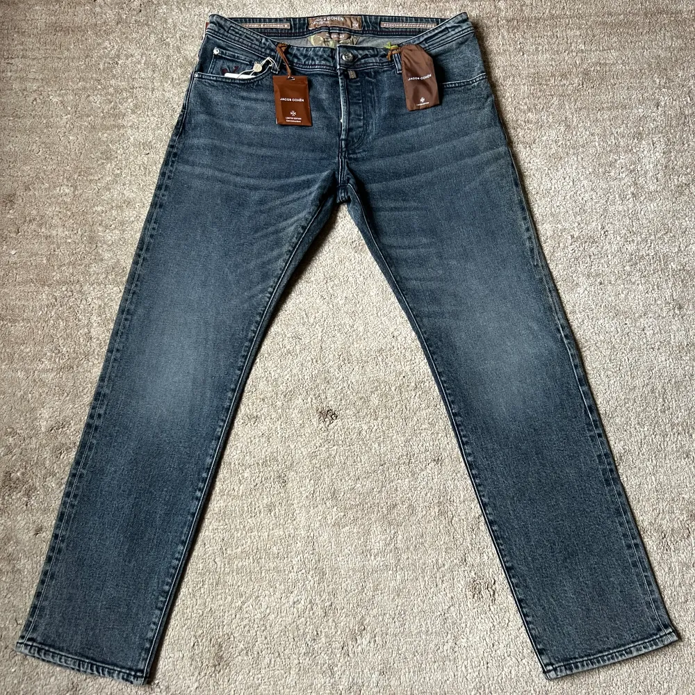 Jacob Cohen jeans, oanvända med samtliga taggar på, storlek 34, köpta för 620 euro. Jeans & Byxor.