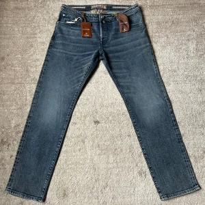 Jacob Cohen Jeans - Jacob Cohen jeans, oanvända med samtliga taggar på, storlek 34, köpta för 620 euro