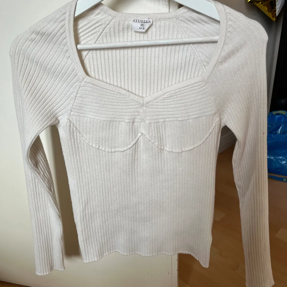 En vit tröja som är köpt i Ullared så är från deras egna märke STORIES. Sitter konstigt i bysten så denna passar nog lite bättre på en som har lite mindre bröst.. Stickat.