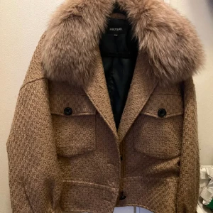 meotine jacka  - beige/brun meotine jacka i strl s/m i fint skick, enda ”defekten” är att en knapp har blivit lite lös men det är enkelt fixat, perfekt nu till våren! tar endast swish och säljer ej under 1000kr❤️