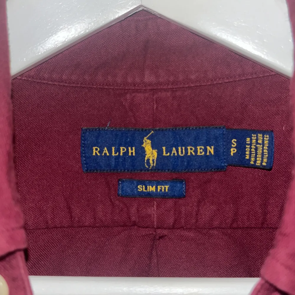 Skjorta från Ralph Lauren, Storlek S. Riktigt bra skick, inga defekter. Nypris 1499kr - Vårat pris : 499kr. Hör av er vid frågor!/SS. Skjortor.