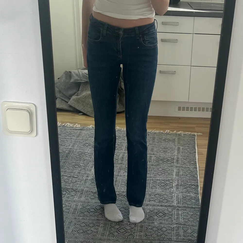 Jätte fina jeans från zara som inte längre säljs, säljer då jag inte får någon användning☺️ Passar mig i längden som är 173. Jeans & Byxor.
