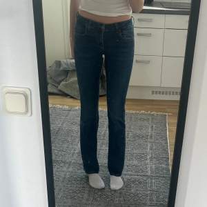 Jätte fina jeans från zara som inte längre säljs, säljer då jag inte får någon användning☺️ Passar mig i längden som är 173