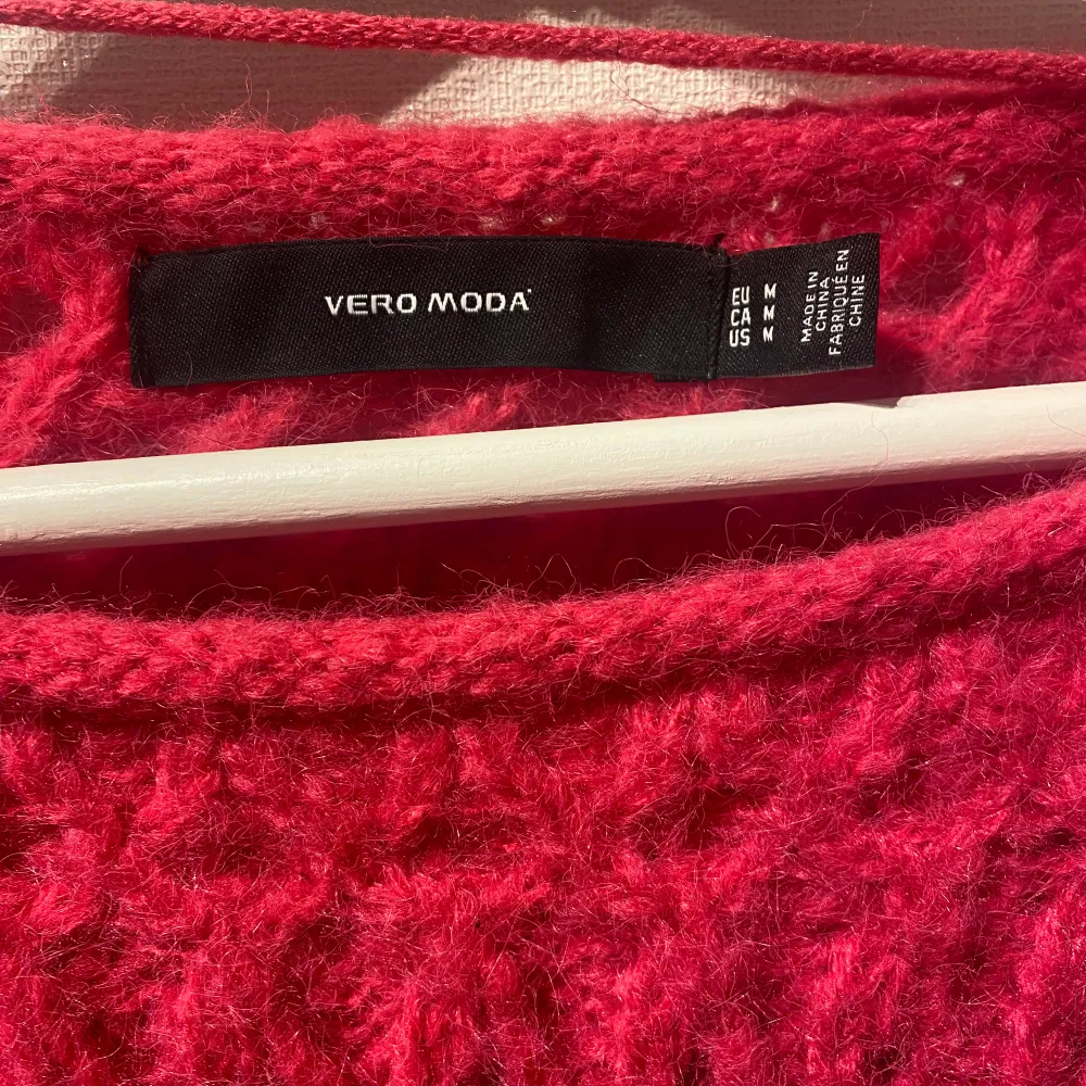 Rosa stickad tröja ifrån Vero Moda, i storlek M. Otroligt skön, sticks ej och underbar färg! 😍 Endast provad, aldrig använd.  Använd gärna köp nu ☺️. Stickat.