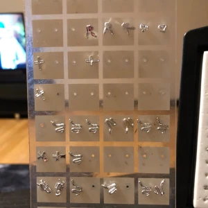 Öronhänge och näspercingar - 45 kr styck frakt ingår ej men kan både posta eller mötas i Jönköping och Linköping 