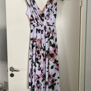 Klänning strl s  - Jättefin klänning! Säljes i fint skick. Använd vid ett tillfälle som gäst på ett bröllop. 