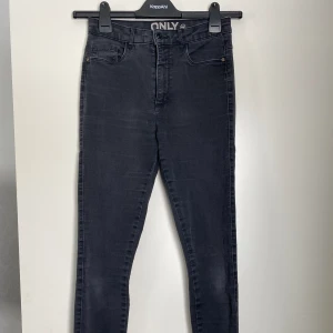 Stretch jeans strl M/32 - Säljes i begagnat skick. Super stretch. Hög midja. Färgen är tvättad svart. Strl M. Längd 32